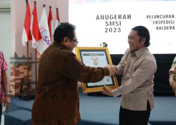 Berkontribusi Atas Pembangunan Pers, Pj Gubernur Banten Al Muktabar Raih Anugerah Sahabat Pers SMSI