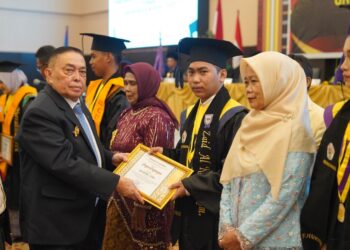 Wagub Sulbar Ingatkan Wisudawan Universitas Tomakaka untuk Tidak Berhenti Belajar