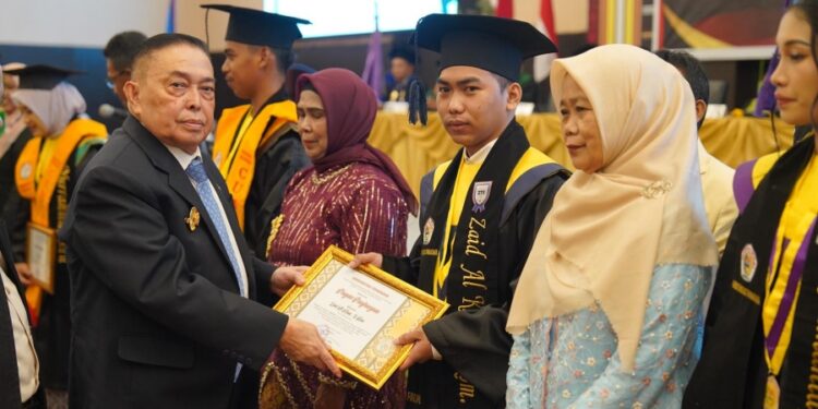 Wagub Sulbar Ingatkan Wisudawan Universitas Tomakaka untuk Tidak Berhenti Belajar