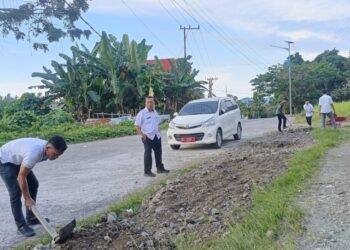 Sambut HUT ke-80 RI, Diskominfo Sulbar Bersih-Bersih Lingkungan Kantor