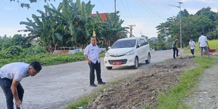 Sambut HUT ke-80 RI, Diskominfo Sulbar Bersih-Bersih Lingkungan Kantor